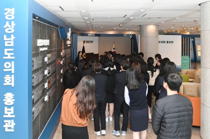 무학‧성지여고 학생들, 청소년 모의의회에서 ‘디지털 교과서 도입’ 토론