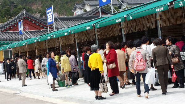시골장터를 방문한 관광객들의 모습