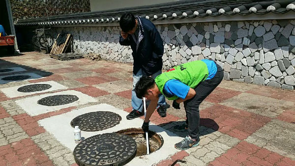 산청군보건의료원은 모기유충의 주요 서식지인 정화조, 하수구, 물웅덩이 등에 유충구제 활동을 실시한다