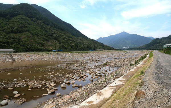 산청군은 총 270억원의 사업비를 투입, 덕천강을 생태공원으로 복원하기로 했다