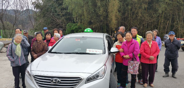 하동군의 100원짜리 행복택시가 운행 13개월만에 어르신들의 교통수단으로 자리매김 하고 있다