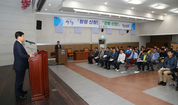 산청군은 건설관련 공무원 및 시공관계자 100여명을 대상으로 교육과 간담회를 가졌다