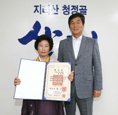 정영애씨가 어버이날을 맞아 국민훈장 동백장을 받았다