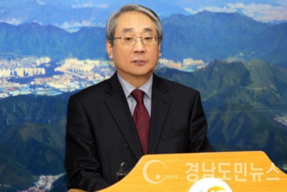 창원시정연구원 박양호 원장은 20일 시청 프레스센터에서 창원시정의 싱크탱크 역할과 혁신을 선도하는 최고의 연구기관으로 정착하기 위해 ‘2017년 창원시정연구원 역점 연구사업계획’을 발표했다.(사진제공=창원시청)