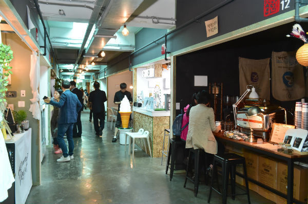 진주시는 미래 전통시장을 이끌어 갈 중앙시장 청년몰 2차 사업단장을 모집한다