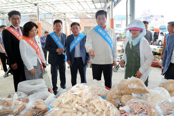 산청군, 의회, 농협이 25~26일 양일간 산청시장과 단성시장 등 전통시장에서 장보기 행사를 가졌다