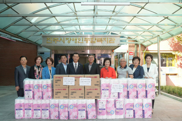 추석을 맞아 진주시의회는 사회복지시설 수용자들을 방문하고 생활용품 등을 전달했다