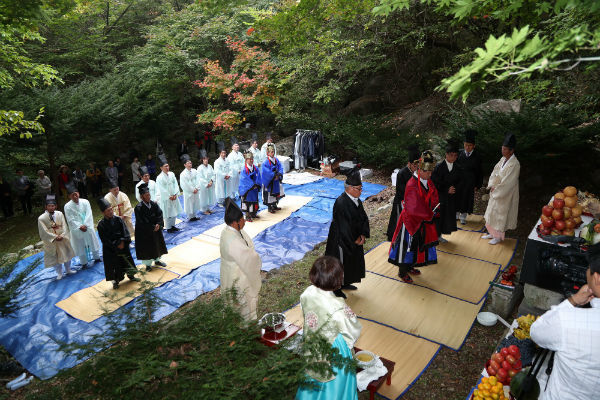 산청군이 군민의 안녕과 평화를 비는 지리산 산신제례를 봉행하는 모습