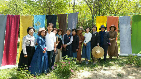 산청군 천연염색 연구회원들의 작품전시회가 오는 20일부터 22일까지 남사예담촌에서 열린다