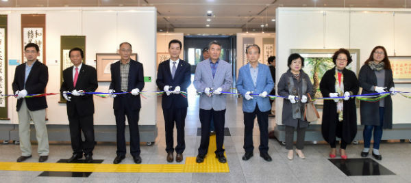 진주시종합사회복지관은 오는 27일까지 어르신들의 서예, 문인화 등 작품 전시회를 갖는다