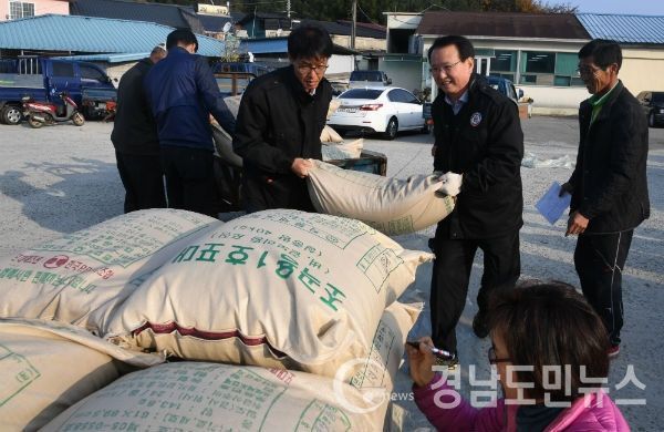 공공비축미곡 건조벼 첫 매입했다.(사진/거창군)