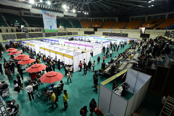 2017 경남 서부권 채용박람회가 오는 22일 개최된다 (사진은 2015년 채용박람회 모습)