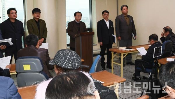 지난 29일 오후 3시에 거창군청 브리핑룸에서 기자회견을 열고 2018년부터 새 여름축제로 ‘거창썸머페스티벌’을 내놓고 연극제를 대신하기로 했다고 30일 밝혔다.(사진/거창군)