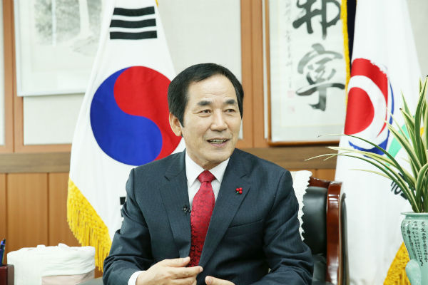 하창환 합천군수가 내년 지방선거에 출마하지 않겠다고 공식 선언했다.(사진/합천군)