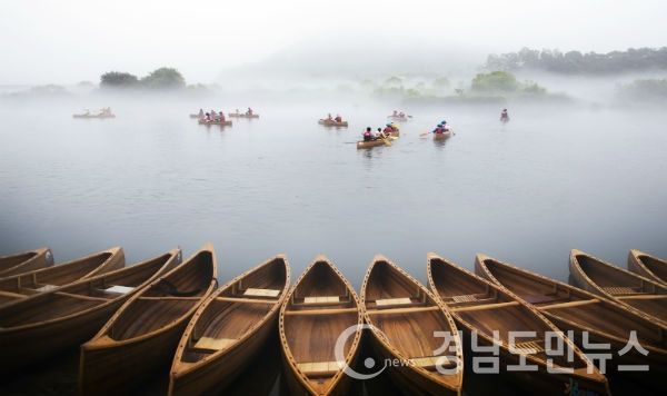 물안개가 내려앉은 신비로운 황강을 배경으로 목재카누를 여유롭게 즐기고 있는 장면을 담은 김서겸의 ‘카누체험’이 선정됐다.(사진/합천군)