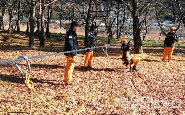 경남119특수구조단, 중앙119구조본부 등 유관기관 30여명이 참석한 가운데 합동 산악구조훈련을 실시했다.(사진/거창소방서)