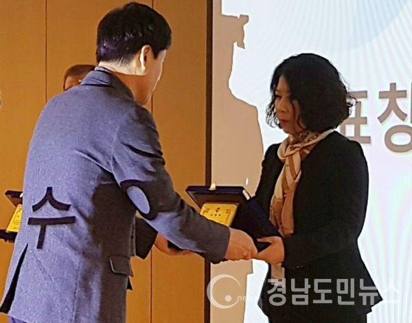 『식품위생업무능력 향상 2017년도 워크숍』에서 ‘우수기관’으로 선정되어 기관 표창을 받았다.(사진/합천군)