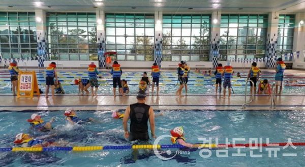 겨울 방학기간 동안 신나는 겨울방학 특강(수영,탁구,볼링) 프로그램을 운영한다.(사진/거창군)