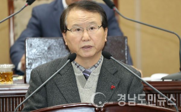 제229회 거창군의회 정례회 시정연설을 통해 2018년도 군정운영 방향을 밝히면서 지역갈등을 봉합하고 지역의 역량을 하나로 결집하여 재도약하는 한 해 가 돼야 한다고 역설했다.(사진/거창군)