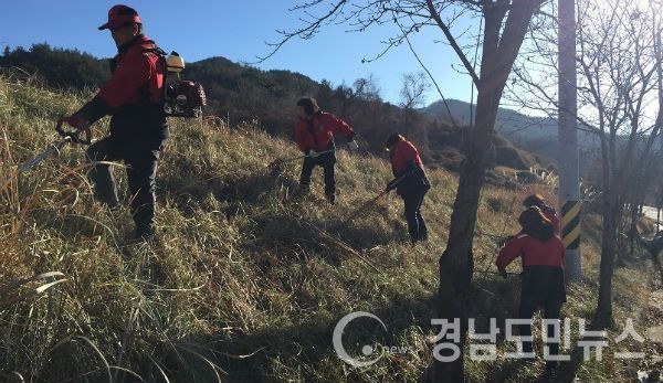 남상면, ‘산불예방을 위한 산림인접지 인화물질 제거 작업’에 나서고 있다.(사진/거창군)