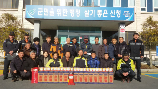 생초면 남녀의용소방대가 생초면사무소에 소화기와 화재경보기 각 30개를 기탁했다