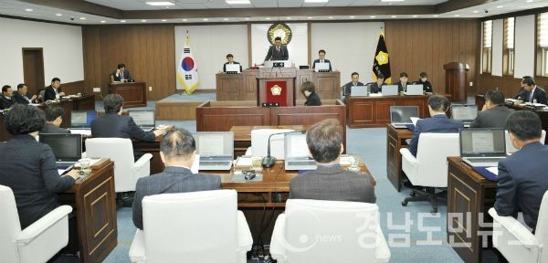 합천군의회(의장 김성만)는 18일 오전 열린 제223회 2차 본회의에서 지난 2일부터 16일간 각 상임위원회와 특별위원회를 거쳐 심사된 「2018년 합천군 세입세출예산안」과 제·개정 조례안 등 30건의 안건을 의결했다.(사진/합천군)