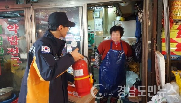 전통시장에서 화재위험이 증가하는 겨울철을 맞아 국민적 참여와 공감대를 이끌어 내기 위한 ‘화재예방 캠페인’을 실시했다.(사진/거창소방서)