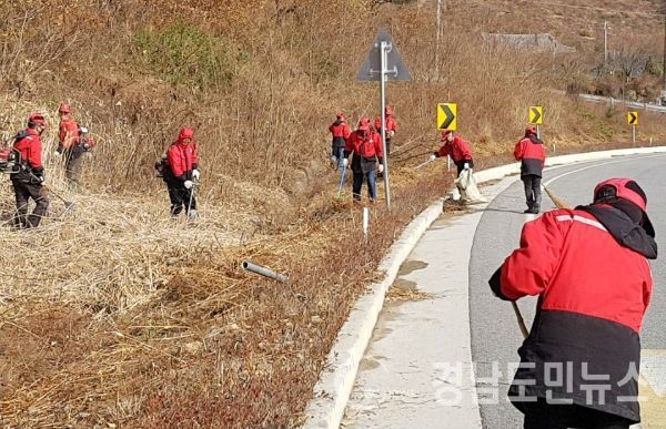 산림연접도로변 인화물질 제거작업을 마무리 했다.(사진/거창군)