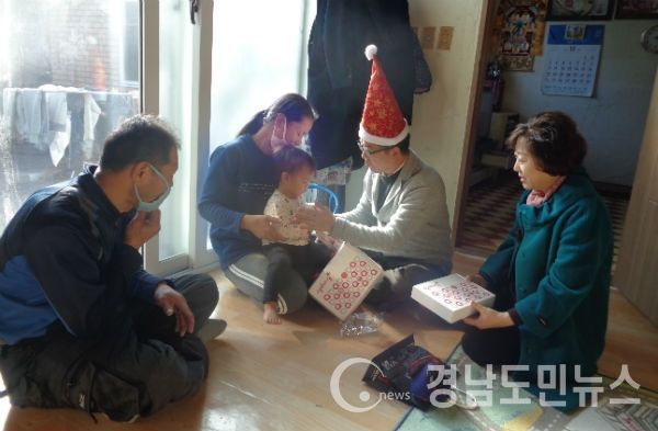 관내 결연을 맺은 저소득 아동에게 깜짝이벤트를 전하는 산타클로스 행복배달사업을 추진했다.(사진/거창군)