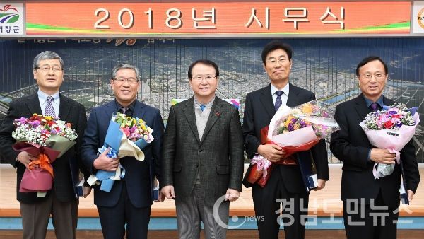 거창군, 퇴직공무원에 근정훈장 전수.(사진/거창군)