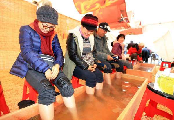 제11회 지리산 산청곶감축제가 13~14 양일간 시천면 산청곶감유통센터에서 개최된다(사진은 곶감축제의 감잎차 족욕 장면)