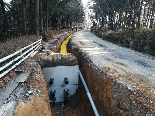 진주시는 진양호 공원 미관개선을 위해 한국전력과 상호 기관협의를 통해 전봇대 지중화 공사를 시행하고 있다