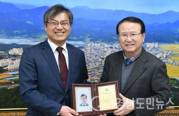 김승휘 창원지방법원 거창지원장에게 거창군 명예군민증서를 수여했다.(사진/거창군)