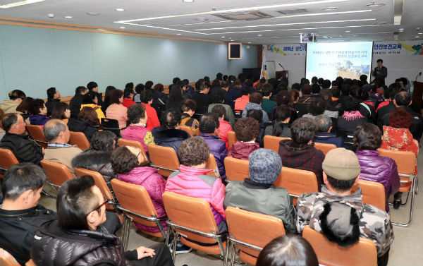 산청군은 공공일자리 및 녹색사업단 참여자 등을 대상으로 사업장 안전교육을 실시했다