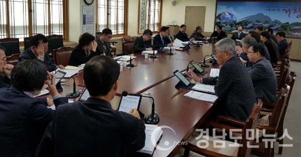 거창화강석을 이용한 컬링스톤 생산 산업화와 관광자원화 방안에 대해서 실과별로 보고회를 개최했다.(사진/거창군)