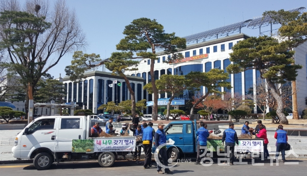 군청로터리에서 군민 무료‘내 나무 갖기’행사를 열었다.(사진/거창군)