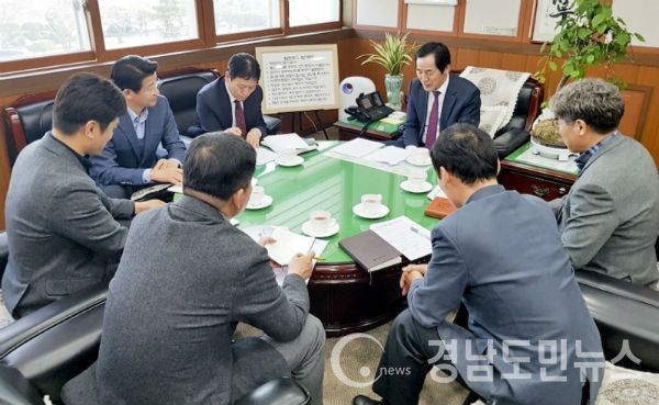 함양~창녕고속도로 건설의 원활한 추진과 지역경제 활성화를 위해 합천구간을 통과하는 5개 시공업체의 현장소장과 간담회를 개최했다.(사진/합천군)