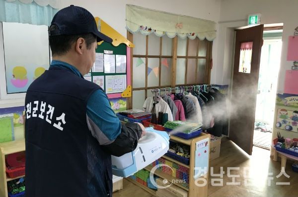 합천군 보건소 찾아가는 방역소독서비스 실시했다.(사진/합천군)