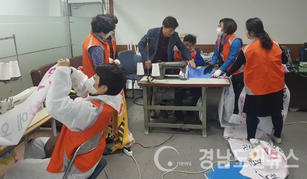 합천읍주민자치위원회 폐현수막으로 청소용 마대제작 배부(사진/합천군)