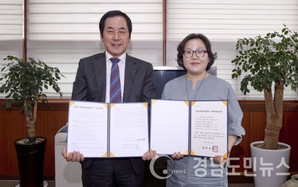 합천군보육시설연합회(회장 박혜영)와 합천군 육아종합지원센터 위탁계약을 체결했다.(사진/합천군)