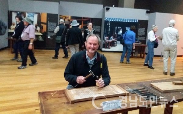 영국선사 크루즈선 칼레도니아 스카이(Caledonia Sky)호에 승선한 영국, 호주 국적 외국인 관광객 100여 명이 합천군을 방문했다.(사진/합천군)