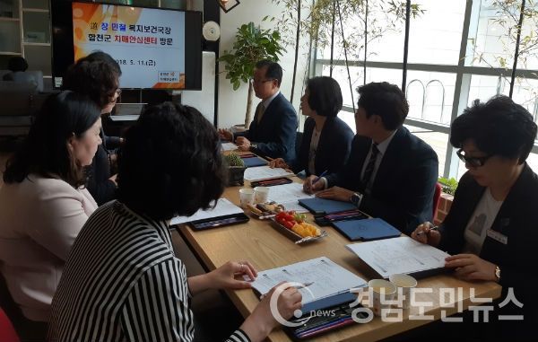 경남 道 장민철 복지보건국장 합천군 치매안심센터 방문 운영상황 점검했다.(사진/합천군)