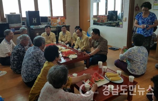 관내 무더위쉼터를 방문했다.(사진/거창군)