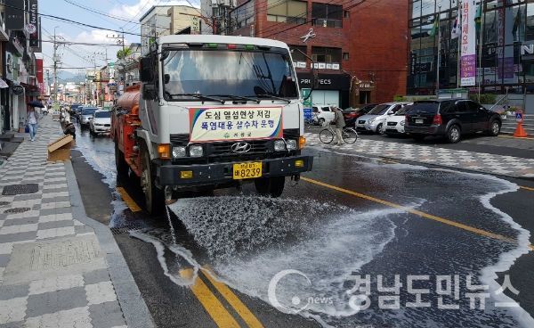 살수차를 이용, 거창읍 시가지에 물뿌리기 작업을 실시했다.(사진/거창군)