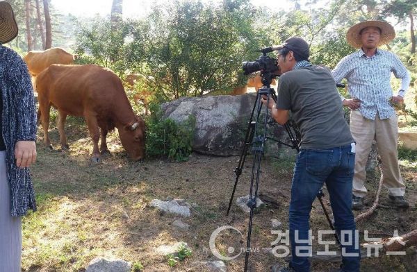 KBS창원 우문현답 촬영팀은 지난 3일부터 4일까지 이틀간 어르신들의 삶의 지혜를 듣기 위해 거창군 신원면 신기마을(이장 구교윤)을 찾았다.(사진/거창군)