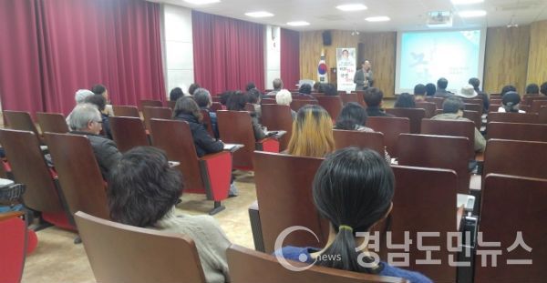 ‘2019 책, 사람을 읽다’ 특강을 운영한다.(사진/하동군)