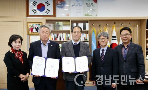 하동군-동남지방통계청이 지역통계 개발 업무협약을 체결하고 있다.(사진/하동군)