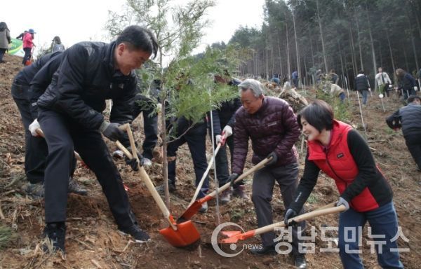 윤상기 하동 군수(우측 두번째)가 15일 하동군 옥종면 편백림에 나무심기 행사를 하고 있다.(사진/하동군)