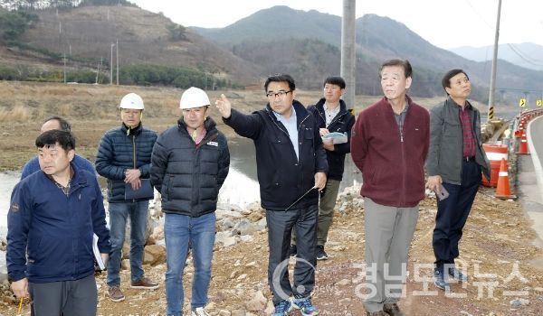 이재근 산청군수 가락바위 급경사지 위험개선지구 현장점검(사진/산청군)