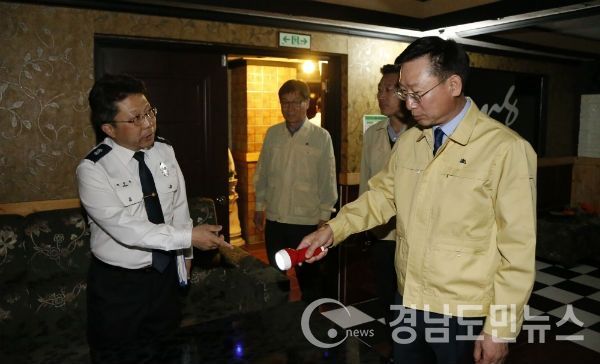산청군 국가안전 대진단 노래방 점검 나선 박정준(사진 오른쪽) 부군수(사진/산청군)